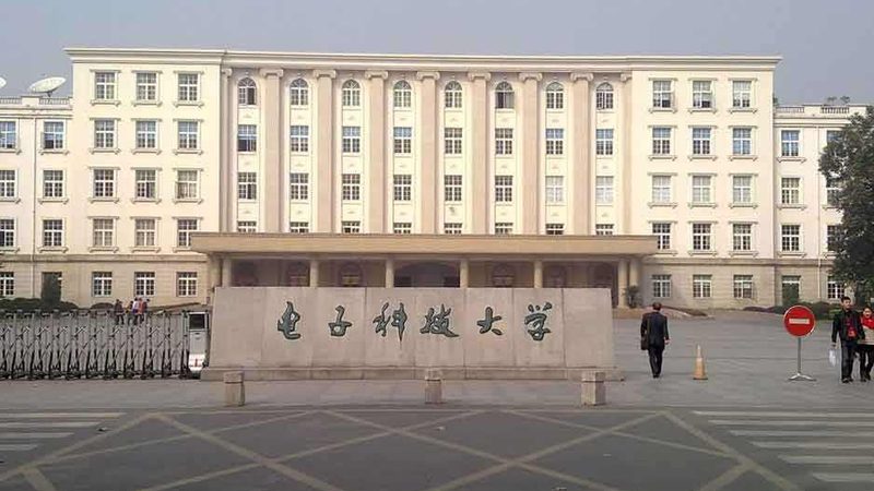 智能硬件代工与自主生产的较量：谁主沉浮？**